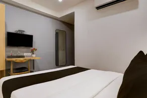 OYO Townhouse 401 Hotel Royal Comfort - Image 2