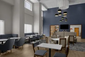 Hampton Inn And Suites Long Island - Image 5