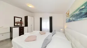 Apartments ROSINI, 300m from the beach with shared tavern and bikes, Nin - Image 4