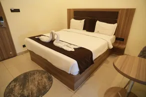 11 Leaf Hotel - Image 2