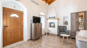 Alicia's Traditional Home In Paradisi - Image 3