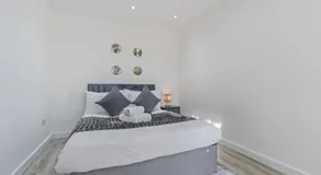 Modern guest house Free Parking - Image 2