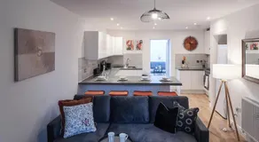 Prime Location City Centre 3BR House with Garden and Private Parking - Image 3