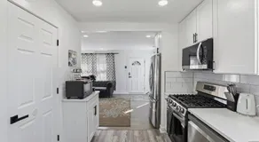 Modern Home Near Rosemont Allstate Arena O'Hare home - Image 4