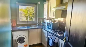 Elegant 2 Bed Flat Perfect for RAH and Airport - Image 2