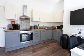 Luxury Modern 3BDR/ 3 en-suite/ City Centre/ Arena - Image 4