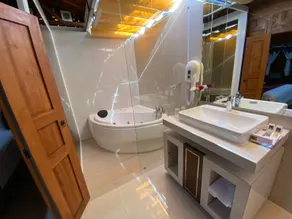 Deluxe Room - Image 2