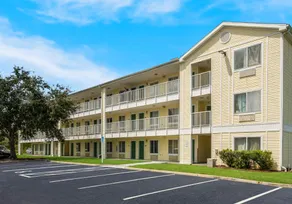 HomeTowne Studios by Red Roof Orlando - UCF Area - Image 4