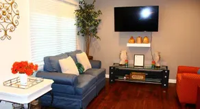 Cozy, Relaxing 4-Bedroom House in Forest Park - Image 2