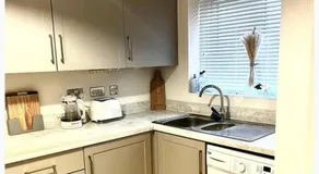 3-Bed House Sleeps 5 Free Parking - Image 4