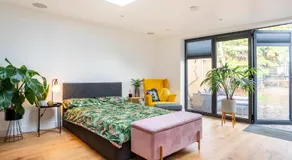Modern Studio with parking in shared garden - Image 2