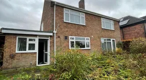 Luxury Hale Barnes, Driveway, Garden, 5 Mins from Airport - Image 5
