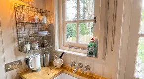Shepherd's Hut at The Granary - Image 3