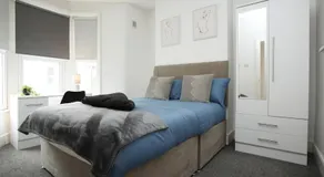 Modern 4 Bedroom House Sleeps 8, 13 Minutes from City Centre, Free Parking And Wi-Fi, Weekly & Monthly Stays, Great Rates Available At Peachy Stays - Image 2