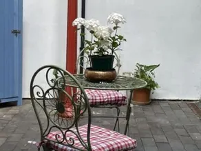 City apartment with courtyard at 11 Back Walk - Image 5