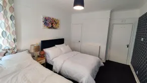 3 Bed Apartment House in Kirkcaldy Fife - Serviced accommodation For Corporate , Business , Tourists , Secure, Parking , WiFi - Image 3