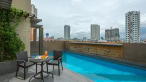 V Hotel - Image 3