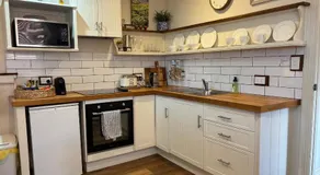 Silwood Apartment fully self contained with Kitchen and Laundry - Image 5