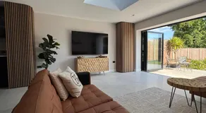 Modern Luxury Home with Spacious Garden close to Warner Bros Studio - Image 2