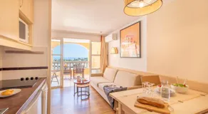 Appartement 'Cap Esterel St Raphaël' avec Vue Mer, Piscine Commune et Terrasse Privée - Image 3