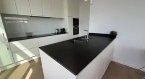 Splendid Penthouse in City Center with Water View - Image 4