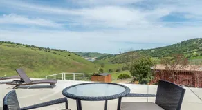 The J's Nest by Avantstay Hot Tub + BBQ + Lawn Games Panoramic Lake + Oak Hill Views - Image 4