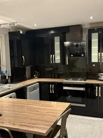3-Bedroom Home with Conservatory Abbey Wood, London - Image 3