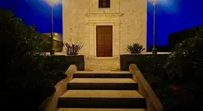 Dreamy space with caved pool - Image 4