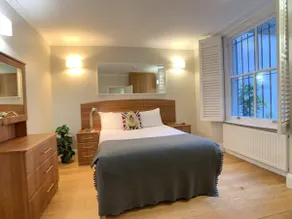 G2 - Trendy Ground Floor Apartment near Victoria - Image 2