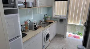 Private 1 bedroom apartment near beach and shops - Image 4