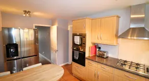 Binfield - Spacious Luxurious Four Bedroom House - Image 4