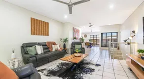 Huge Stylish Townhouse - Image 3