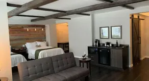 Cedar Stables Inn & Suites - Image 2