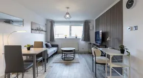 1 Bed Flat In Horsham Town Centre With Free Parking - Image 3