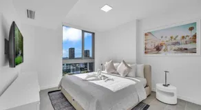 Modern 1 Bed Condo across from Bayside in Downtown - Image 2