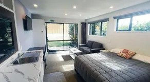 Kerigold Secluded Chalets Motel - Image 2