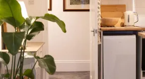 Romantic 1830 Georgian Apartment - Prime Location - Image 4