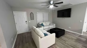 Get cozy in this Renovated home by the Villages - Image 2