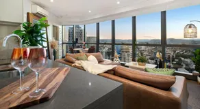 Indulgence at Meriton, Spectacular Views, Sleeps 6 Includes Carpark - Image 3