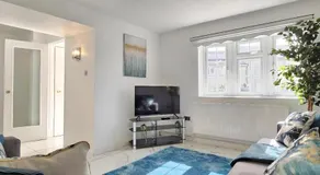 BSE Homes & Properties Ltd 4-Bedroom Home, Harlow , with Parking sleeps 6 - Image 2