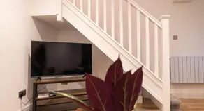 The Mews, Amazing Newport 2 BR, Excellent location, Parking, Perfect for Contractors - Image 3
