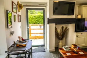 Cottage with Hot Tub - near Cheltenham and Tewkesbury - Image 3