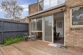Spacious 3-Bed Townhouse with Courtyard - Image 4