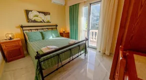 Seafront Apartment with Panoramic Rooftop Terrace - Image 2