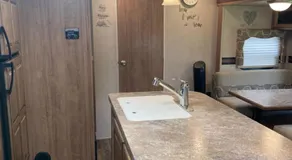 Cozy Camper with Private Entrance - Free Parking - Image 2