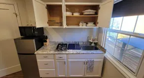 Adorable modern guesthouse with full kitchen - Image 4
