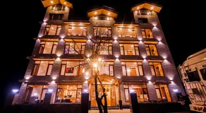 Hotel Old Smugglers with Balcony mountain view AC Hot and Cold Near to Hadimba Temple - Image 2