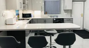 Modern Travis House - Image 3