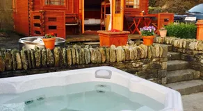 Rustic Chalet Superking bed Free Sauna Jacuzzi Spa Wifi Netflix Parking - Image 5