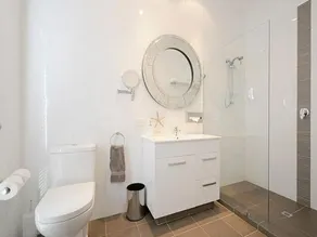 Burns Beach Bed & Shower - Image 3